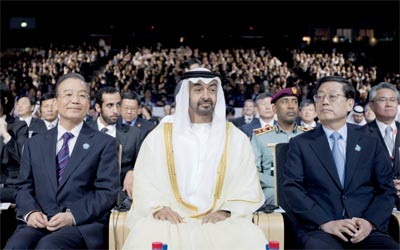 محمد بن زايد يتوسط رئيسي وزراء الصين وين جياباو (يسار) وكوريا الجنوبية كيم هنغ (يمين).	وام