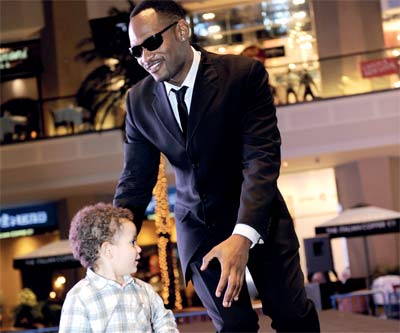 شبيه ويل سميث يداعب أحد الأطفال .  من المصدر