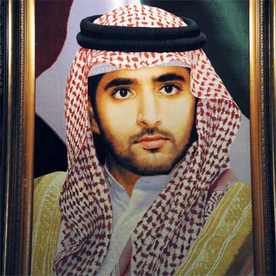 وبورتريه اخر من السجاد لسموالشيخ حمدان بن محمد بن راشد آل مكتوم. من المصدر