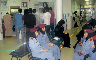 شرطيات من الشارقة خلال انتظارهن في مركز التبرع بالدم .