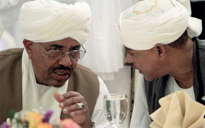 موسى هلال (يمين) مع البشير.