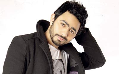 الشكل الذي ظهر عليه تامر حسني وشاجي
في أغنية «سمايل».        

أرشيفية