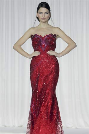 فستان " الفالنتاين " أهدته الحايك لأبوظبي.  تصوير : إريك أرازاس