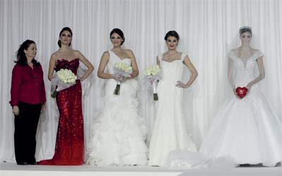 جمانة الحايك مع عارضات قدمن تصاميمها .   تصوير : إريك أرازاس .