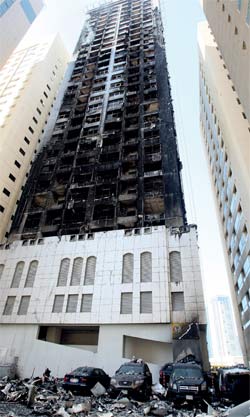 واجهة البناية المكونة من 30 طابقاً احترقت بالكامل. 	تصوير: تشاندرا بالان