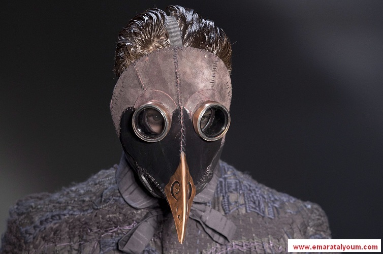 كالعادة... ما تزال دور الأزياء تتنافس في تصميم وابتكار ملابس واكسسوارات غريبة الشكل والمضمون، طارحة بذلك السؤال المعتاد على الساحة "من يلبس هذه التصاميم؟ وأين يعيش بعيدا عن عدسات المصورين؟"