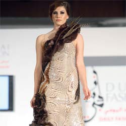 تصاميم «سارا» أبرزت أنوثة المرأة.                تصوير: مصطفى قاسمي