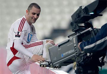 باري يظهر حذاءه تعبيراً عن الفرحة بالفوز المدوّي على العين.	تصوير: إريك أرازاس