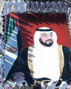 مواطنون ومقيمون يشكلون بأجسادهم مجسم"كلنا خليفة" على كاسر الأمواج - وام