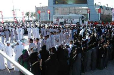 مواطنون ومقيمون يشكلون بأجسادهم مجسم"كلنا خليفة" على كاسر الأمواج - وام