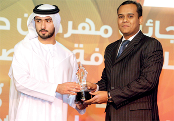 ويسلم الزميل أحمد عاشور جائزة أفضل موضوع بموقع الكتروني