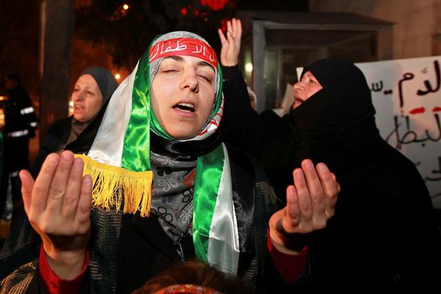 يا دمشق البسي دموعي سوارا وتمني.. فكل صعب يهون وضعي طرحة العروس لأجلي إن مهر المناضلات ثمين