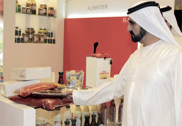 محمد بن راشد تعرف إلى أقسام المعرض وعبر عن ارتياحه للحضور العربي والدولي فيه.  	      وام