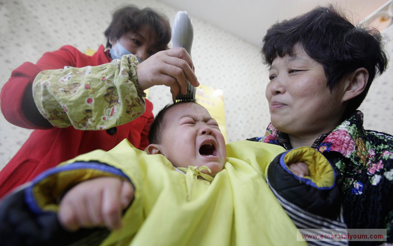 الصينيون يعتقدون أن حلاقة الرأس في اليوم الثاني من الشهر القمري الصيني الثاني ، والذي يصادف الثالث والعشرين من شهر فبراير للعام الحالي ستجلب معها الحظ السعيد، لكن يبدو أن الحلاقة جلبت لهذا الطفل الحزن والبكاء فقط. رويترز