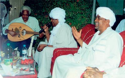 البشير يغني مع ورد في جلسة خاصة بعد عودته من هجرة 13 عاماً.	أرشيفية