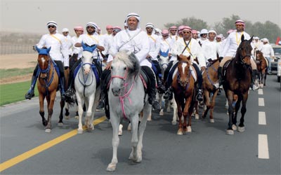 250 فارساً وفارسة شاركوا في المسيرة التي استغرقت 30 ساعة.	 وام