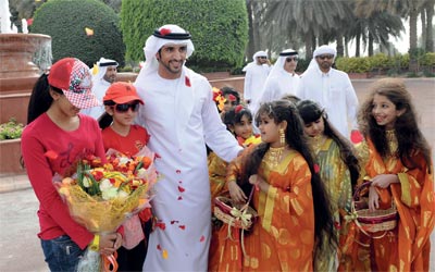 حمدان بن محمد مستقبلاً المشاركين في مسيرة «أم الفرسان».	 وام