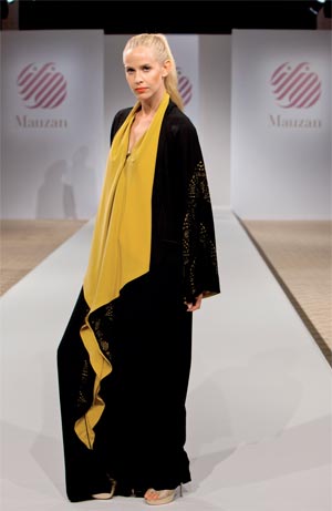 التصاميم تميزت بالألوان النابضة والقصات الراقية.        من المصدر