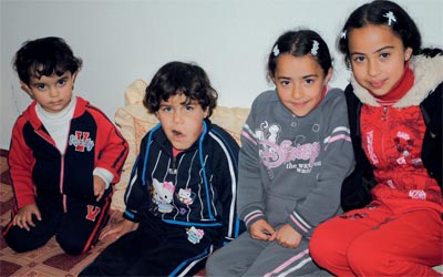 مريم مع بنات عمها.  الامارات اليوم