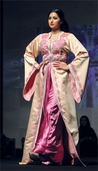 ألوان زاهية ميزت التصاميم المقدمة . تصوير :أشوك فيرما