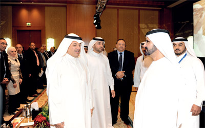 محمد بن راشد يطلع من عادل الشارد على فحوى المناقشات.               وام