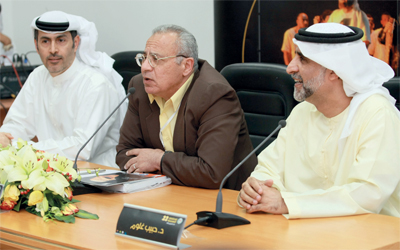 المخرج غلوم مستمعاً لمداخلات الحضور. 	تصوير تشاندرا بالان