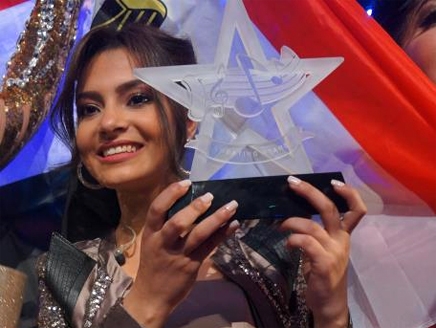 كارمن سليمان وهي تحمل درع المركز الأول من شركة "بلاتينيوم ريكوردز"