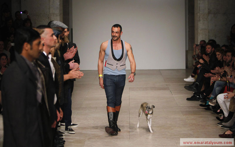 كلب وجد في عروض الأزياء مصدراً للتميز عن أقرانه والاستمتاع بالتواجد تحت الأضواء لأنه الكلب المدلل لمصمم الأزياء البرتغالي نونو غاما. رويترز