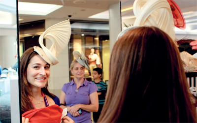 القبعات تقليد أصيل لدى نساء من جنسيات مختلفة. 	تصوير: تشاندرا بالان