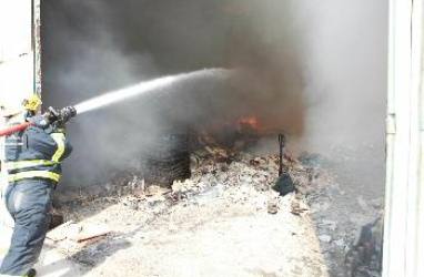 المستودعات المتضررة كانت تحوي مواد بناء ومواد أخرى قابلة للاشتعال مما ساهم في سرعة
الاشتعال -  وام