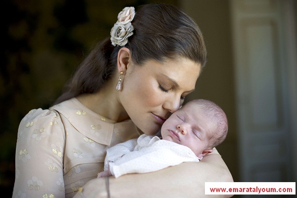 ولادة ملكيّة في السّويد، هي الأولى منذ أكثر من ثلاثة عقود، حيث أعلن الأمير دانيال ، بأنّ زوجته وليّة العهد الأميرة فيكتوريا قد أتمت إنجاب مولودة في غاية الجمال اسمها إستيل سيليفيا ايفا ماري وستكون دوقة لمنطقة أوسترغوتلاند.ا.ب.ا