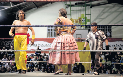 المصارعات يدخلن في مبارات مع الرجال أيضاً. 	د.ب.أ