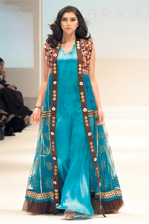 تركز القصير في تصاميمها الجديدة على الجلابيات والعباءات الحديثة والتقليدية.	 من المصدر