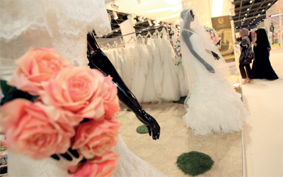 المعرض يستمر أربعة أيام ويتضمن فساتين زفاف وعباءات ومستحضرات لزينة العروس.                    تصوير:باتريك كاستيلو