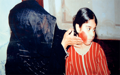 تراث الإمارات حافل بموروث كبير من الوصفات الطبية العشبية المجــــــــــــــــــــــــــــــــــــــربة. 	أرشيفية