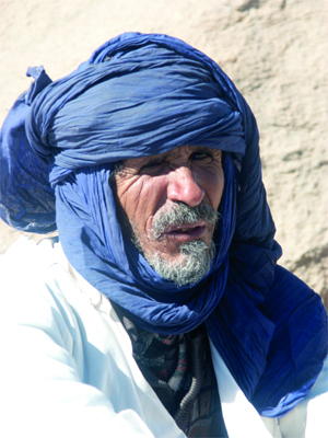 أحد رجال الطوارق بمعالم وجهه القاسية.	 أرشيفية