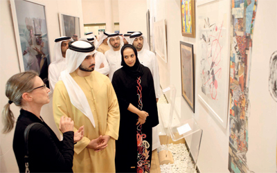 ماجد بن محمد خلال افتتاح المعرض في غاليري &laquo;آرا&raquo; في دبي.	 تصوير: أشوك فيرما