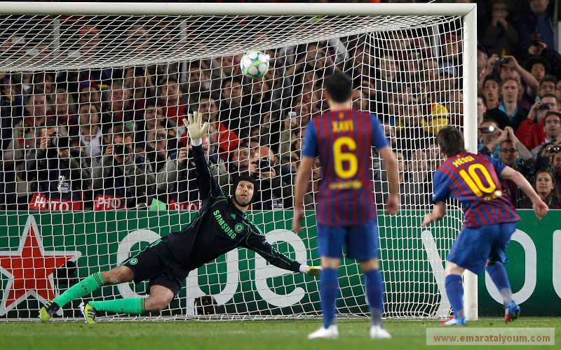 لكن أفضل لاعب في العالم ميسي، وعلى غير العادة، يختار العارضة بدل المرمى كهدف له ويضيع ضربة جزاء. رويترز