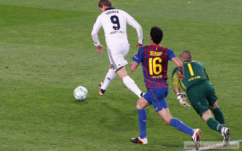 توريس يجتاز الدفاع البرشلوني ويسدد طلقة الرحمة. رويترز