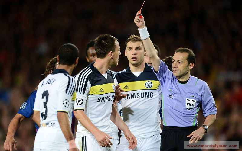 بدا أن الرياح تجري مع سفن برشلونة بعد ان أشهر الحكم "الأحمر" بوجه تهور الكابتن اللندني تيري. رويترز