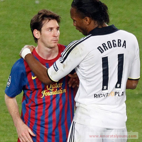 دروغبا يواسي ميسي بعد إقصاء برشلونة. رويترز