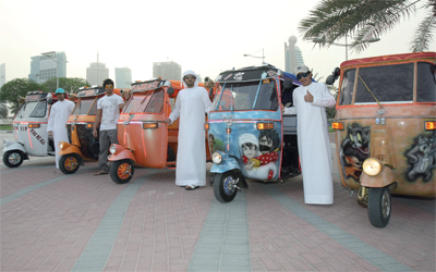 جمال السويدي وأصدقاؤه أمام مركبات «التوكتوك» نواة مشروع «توكتوك تايم».	 تصوير: أسامة أبوغانم