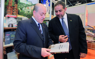 هابيل( يسار) خلال تفقده الجناح الليبي في معرض أبوظبي للكتاب .  تصوير : إريك أرازاس