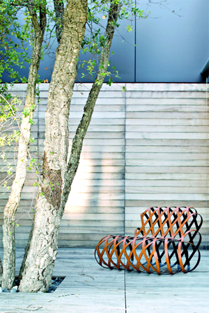 لوكاس دالين قدم تصميماً مبتكراً لمقعد حديقة. 	 د.ب.أ