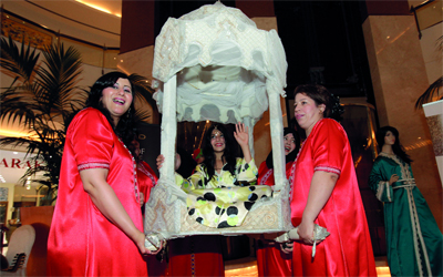 زفة العروس على الطريقة المغربية من بين فعاليات المهرجان.	 تصوير: إريك أرازاس