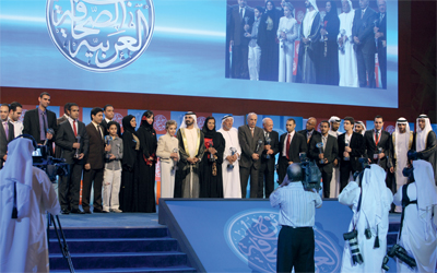 محمد بن راشد يتوسط الفائزين بجائزة الصحافة العربية في ختام فعاليات منتدى الإعلام العربي.	 وام