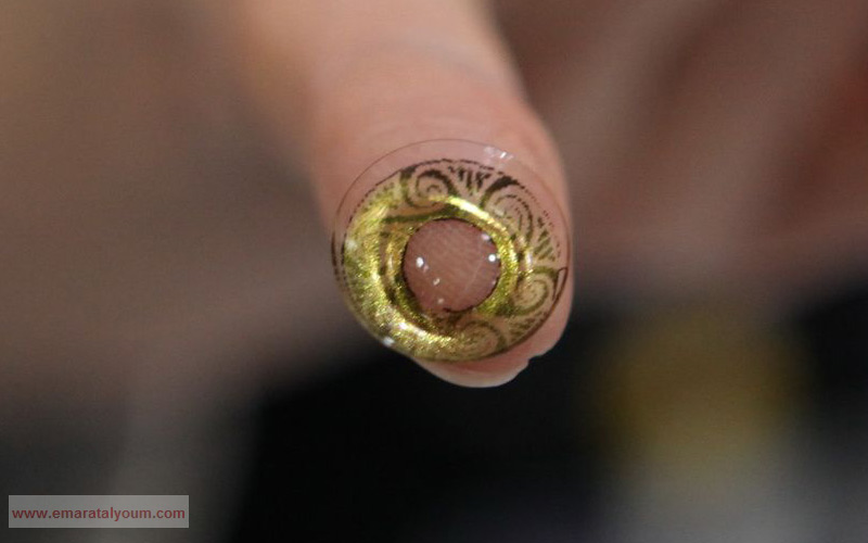 من بين المعروضات عدسات لاصقة من الذهب مزينة بزخارف مستوحاة من الطابع العربي.