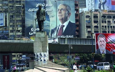 شوارع القاهرة اكتظت بصور المرشحين للرئاسة. 	 أ.ب