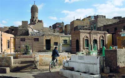 مقابر وجثث وأحاسيس غريبة تجسدها «نيكروفيليا». 	الإمارات اليوم