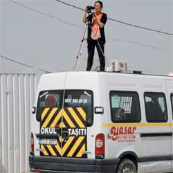 إيارا لي تصور مشاهد من فيلمها الوثائقي على الحدود السورية - التركية. 	من المصدر